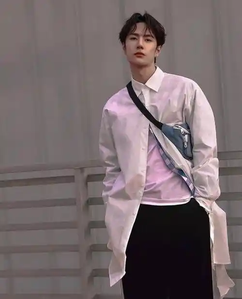 官媒点评王一博摔车事件:发生意外很正常,粉丝是以多欺少_比赛_进行了