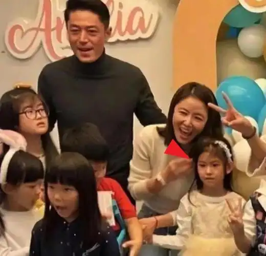 林心如抱7岁女儿一脸宠溺,和霍建华对女儿的教育同步进行