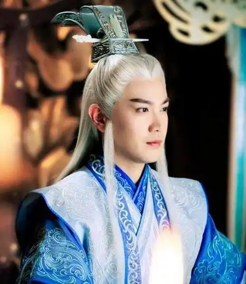 张智尧堪称古装白发最帅的男明星了,估计有不少小伙伴追剧时都是为了