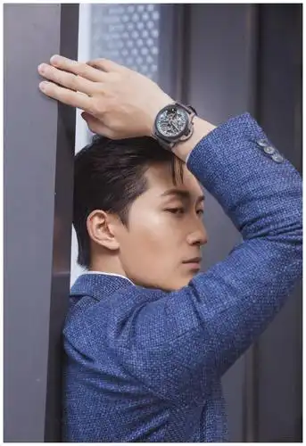 窦骁身穿蓝色西装外套干净内敛利落有型的身姿更添魅力