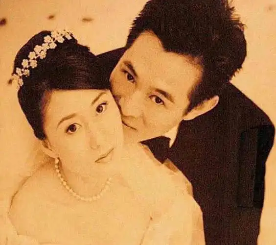 李连杰罕见结婚照曝光拍照角度引争议没见过这样的利智