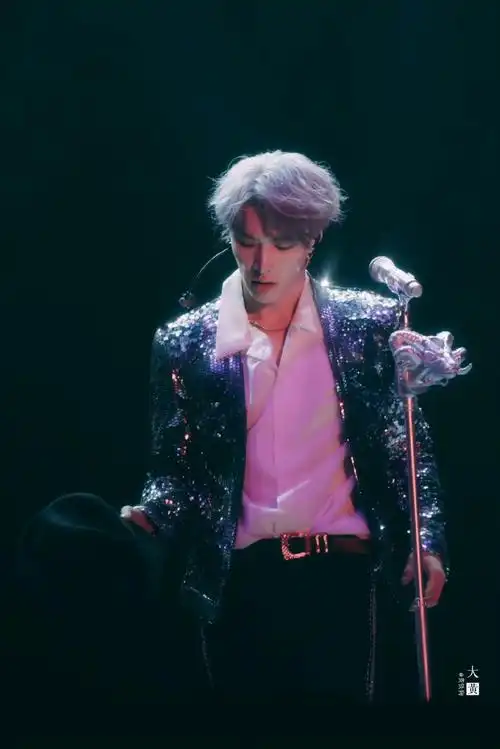 离开了蘑菇屋的张艺兴是舞台上闪闪发光