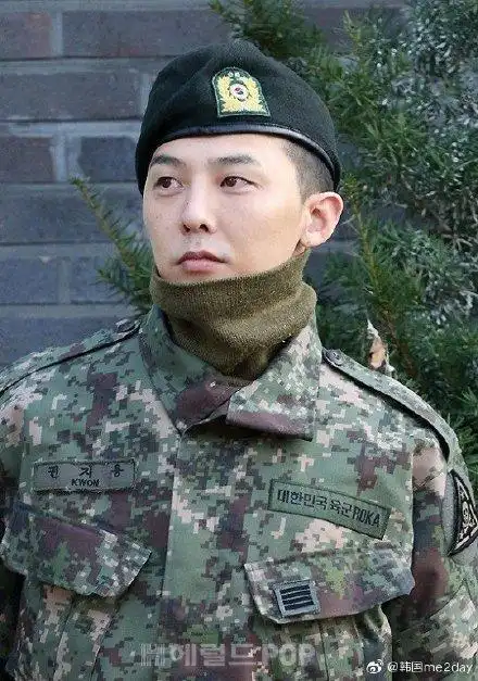 权志龙正式退伍现场有超过3000名粉丝在等候