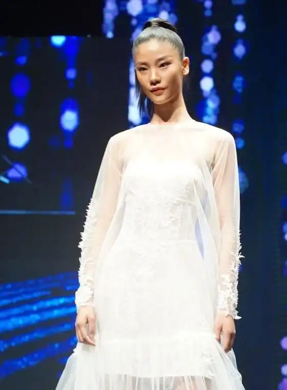 《天使之路》冠军王艺近照,丑出新高度,网友:绝对是维密最丑了