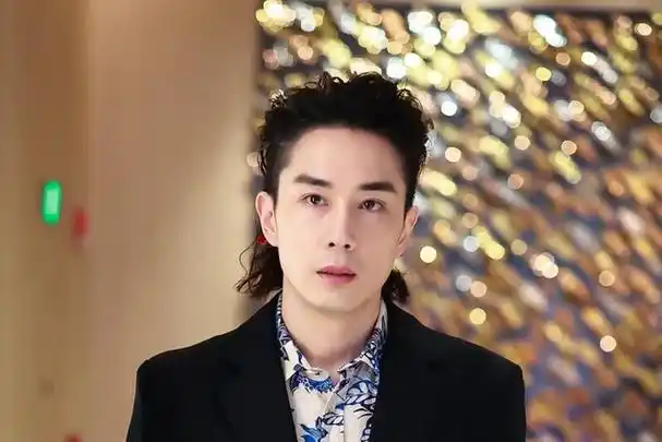 曾经的李承铉说非安以轩不娶,最后却放弃他选择与戚薇结婚