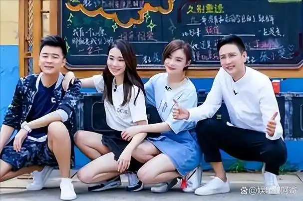 杨幂和张小斐居然是大学同学而且合影中两人基本都是靠在一起的