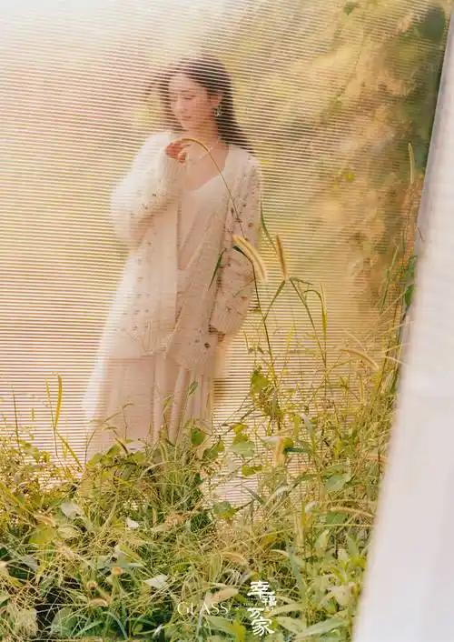 赵丽颖暖冬慵懒大片释出宛若油画中走出的少女