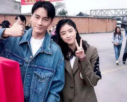 蒋欣穿运动服不拉锁 小肚腩一览无余