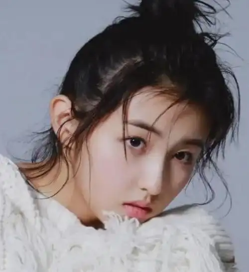 张子枫未修生图流出,被网友公开批评:她的胸碍了谁的美梦?