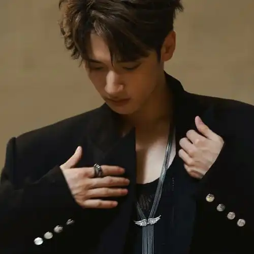 西装加成直接s感巅峰 帅得好惊人的最近#严浩翔 十九弥新淬火逐歌