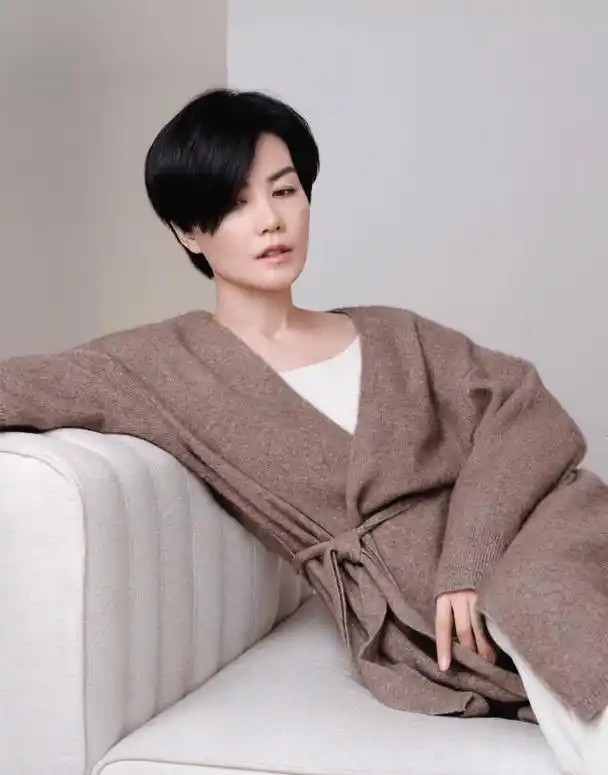 王菲拍大片剪短发又美又飒像25岁但修图都是假的本人老了