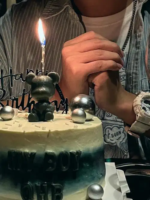 买家秀男生生日氛围感拍照