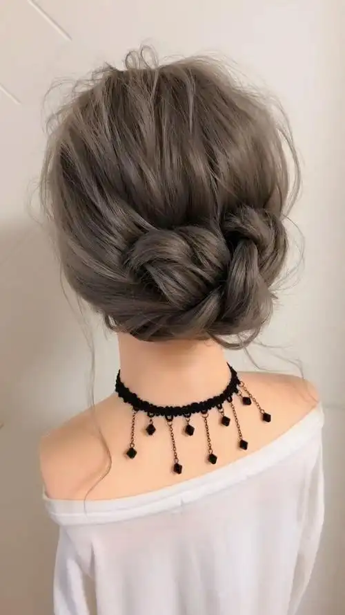 这一款盘发非常适合三十岁以上的女人,显得年轻!