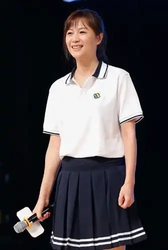 徐静蕾的长相真耐看,穿白色上衣配百褶裙,说是大学生也不过分