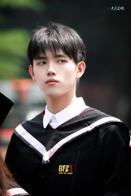 一场毕业照,一件学士服,一张清新帅气的照片,却引发了网友们的狂热