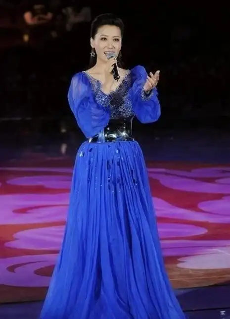 个子高挑的谭晶,中国军旅歌手第一美女