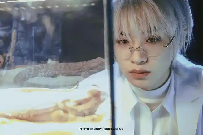 黄明昊白发撕漫男