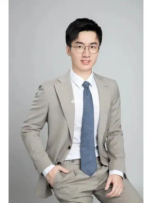 穿上一身西装正装假装大人模样