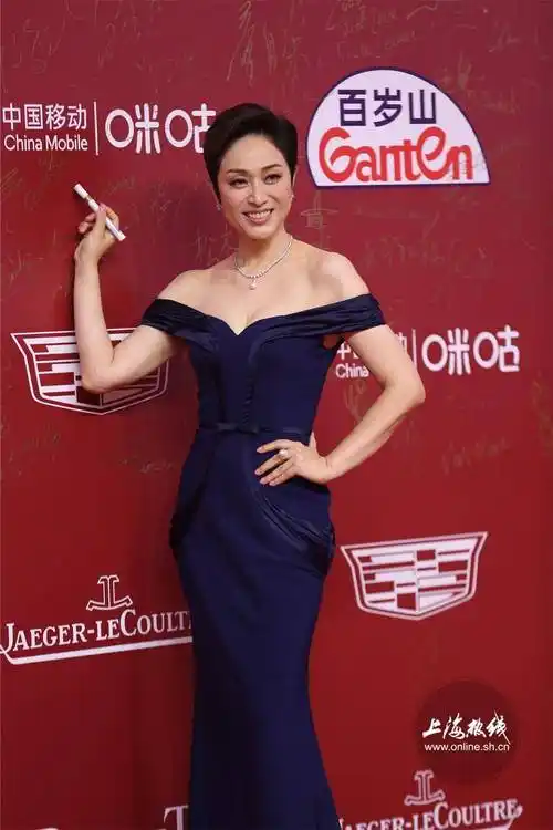 56岁"港姐"陈法蓉现身红毯 一袭鱼尾拖地裙好美