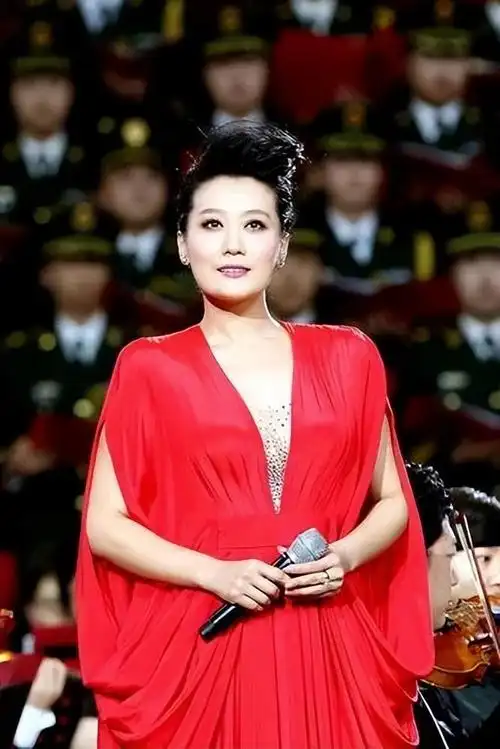 回顾军旅歌手谭晶嫁大8岁科学家老公婚后生两女生活幸福甜蜜