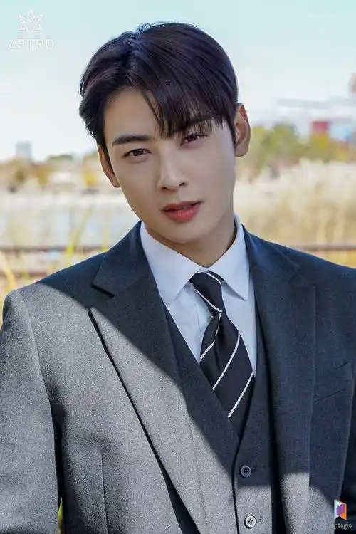 车银优韩剧中变身"打伞男神",网友吐槽公司,提高下修图技术吧_什么