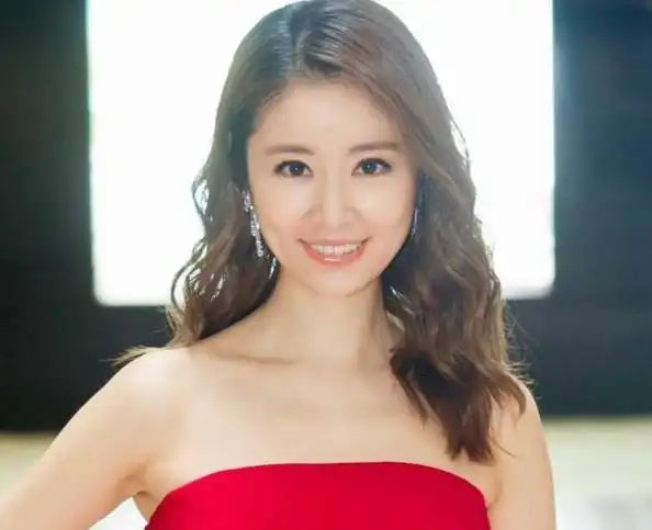 林心如最新私服照,穿一身粉衣走起少女风,网友:根本不像43岁