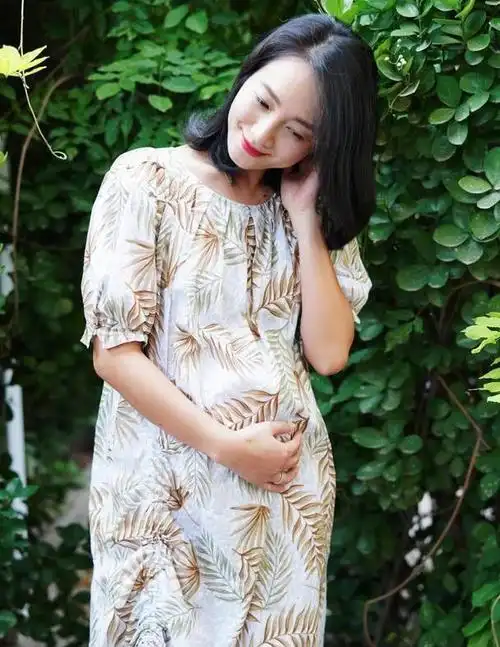 穿紧身裙秀二胎孕肚,对镜甜笑有意无意秀大钻戒__财经头条