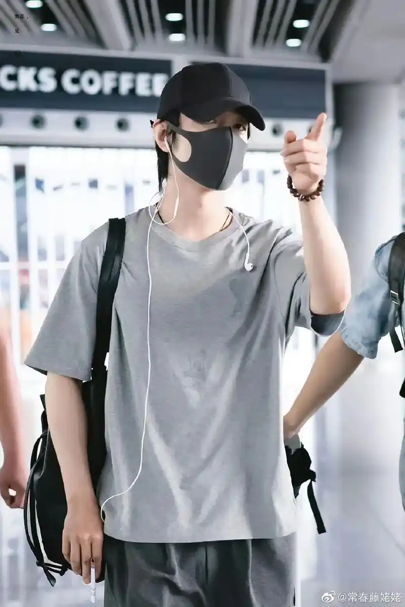 肖战 #机场穿搭 出发去香港了…… 小辫挺可爱969696 - 抖音