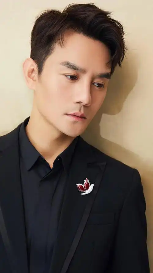 演员王凯,温文儒雅又从容自若,期待他的新剧,先来看帅照吧