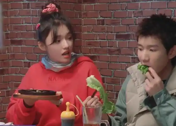 饭桌上王源演技爆发装可怜秒哭赵今麦为他泪目