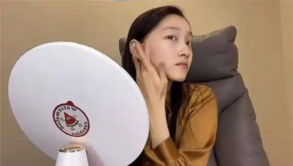 关晓彤展示化妆技术,素颜状态下皮肤超好,颜值依旧惊艳_网友_时候