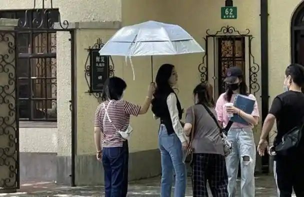 杨幂拍戏被偶遇,被赞"人间腿精",三名助理围成一圈贴身侍奉_网友