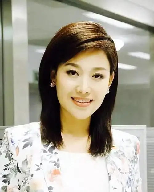 央视主持郑丽:与老公丁克7年愁坏婆婆,37岁高龄产子全家乐开怀