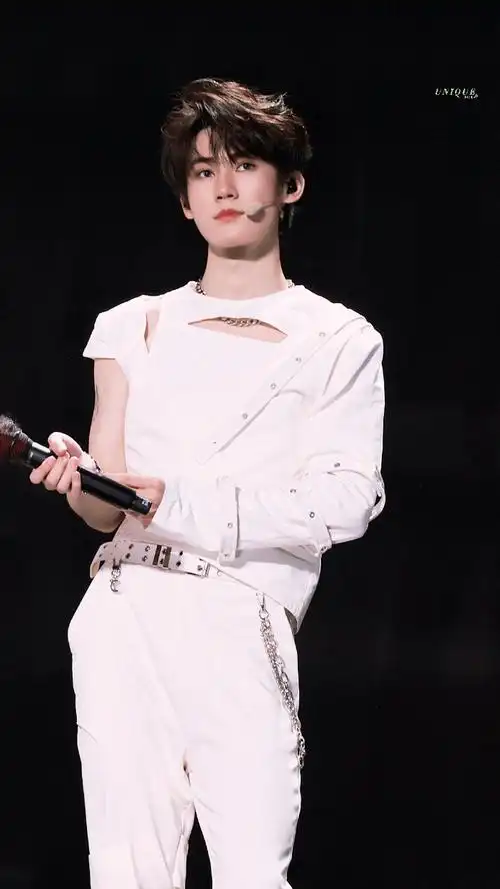 张真源超话08#张真源 live之神#"与你相遇的每一刻也是我印象最深的