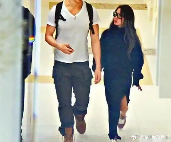 萧亚轩新恋情对象,出场方式很特别|萧亚轩|黄皓|村上春树_新浪新闻