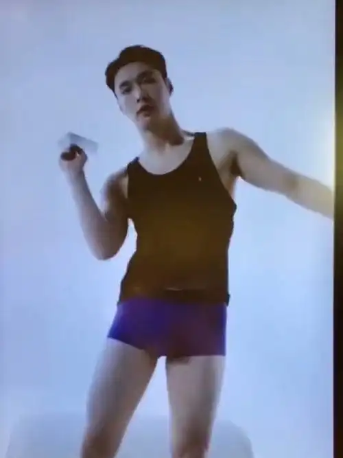 张艺兴上演腹肌杀十分撩人 身材性感线条分明