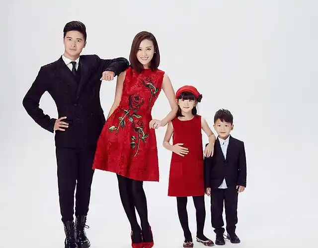 近日,田亮叶一茜带着女儿森碟和弟弟森碗拍摄的一家四口新春全家福