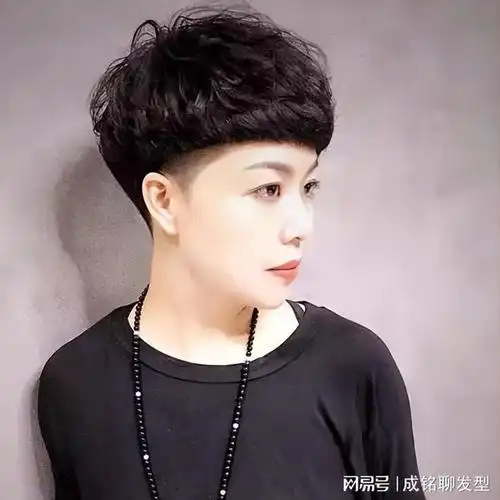 女人到了四五十岁这6种时尚减龄的短发让你远离阿姨发型