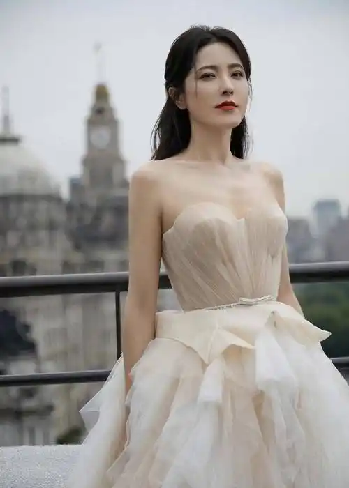 原创44岁曾黎太抗老一袭酒红色一字肩礼服优雅温柔身段不输00后