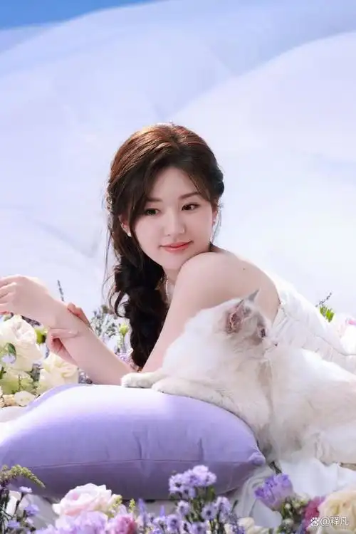 当天,赵露思身穿紫色斜裁人鱼裙,她俏脸甜美可爱,秀眸明亮如水,烈焰