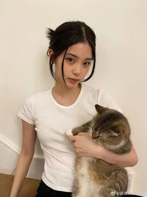 欧阳娜娜与男子搭手闲聊路边玩滑板全程被搀扶