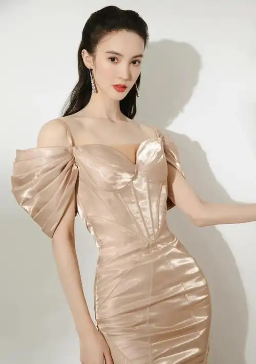 金晨穿裸色露肩鱼尾礼服勾勒婀娜曼妙好身材优雅高贵美艳妩媚