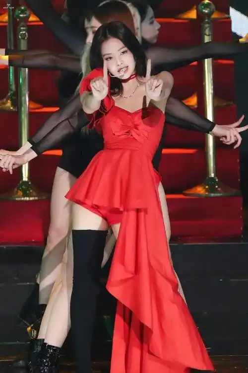 暗红色的玫瑰花瓣堆叠设计,可不就是红玫瑰本身.