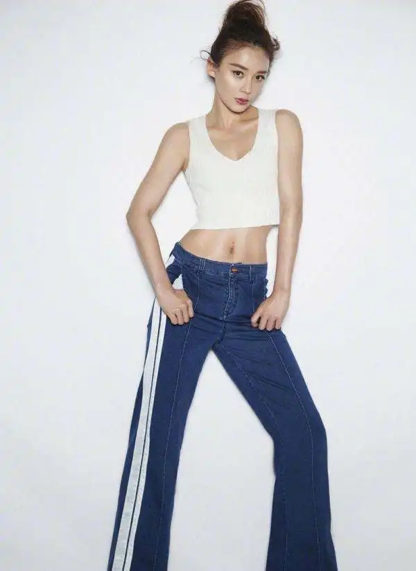 33岁袁姗姗晒复工美照,穿短上衣大秀马甲线,颜值也越来越高了