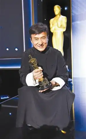 11月12日,在美国洛杉矶,成龙手捧奥斯卡终身成就奖奖杯.