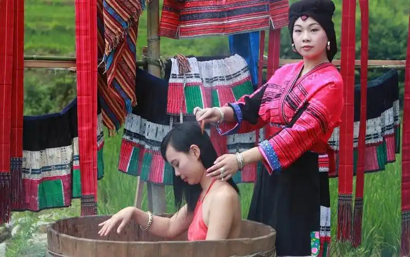 广西瑶族特色端午节采草药泡药浴