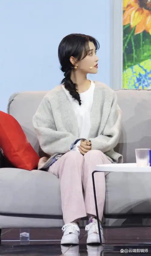 《我要上春晚》中,蒋依依的小品首秀《爱的"潜台词"》表现抢眼