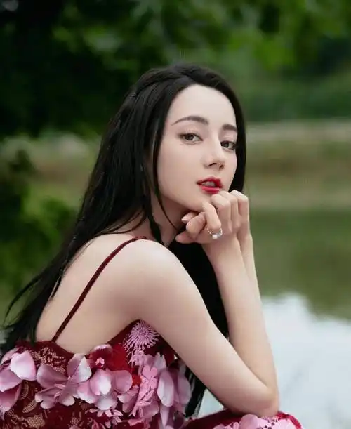 迪丽热巴身材高挑曼妙,演技出色,未来能否成为娱乐圈的大明星?