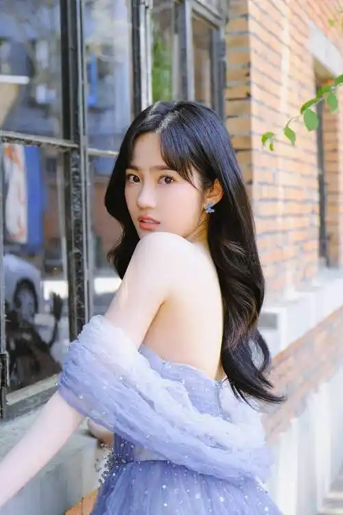 汤梦佳首次亮相华表奖电影作品老师好斩获奖项