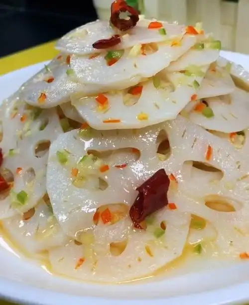 今天美食,炝拌莲藕,夏季开胃凉菜,妇女儿童特别喜欢这道菜.